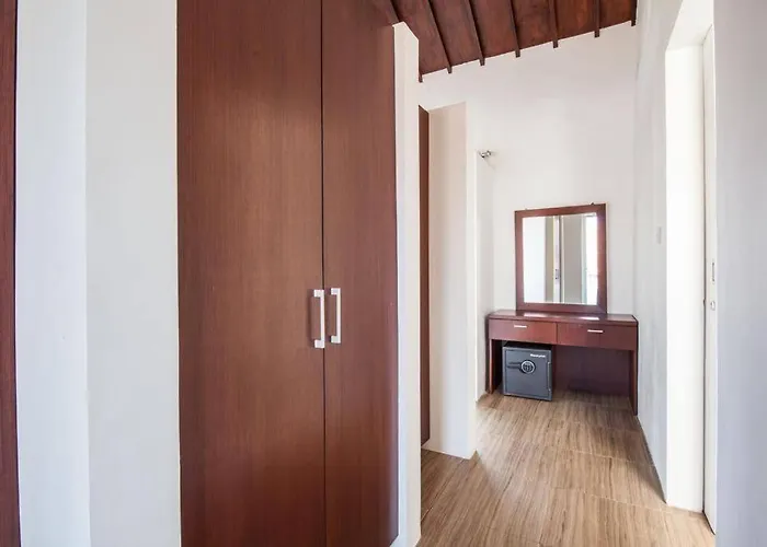 Deluxe Tropical 6 Bedroom Near Villa