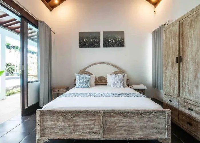 Deluxe Tropical 6 Bedroom Near Villa