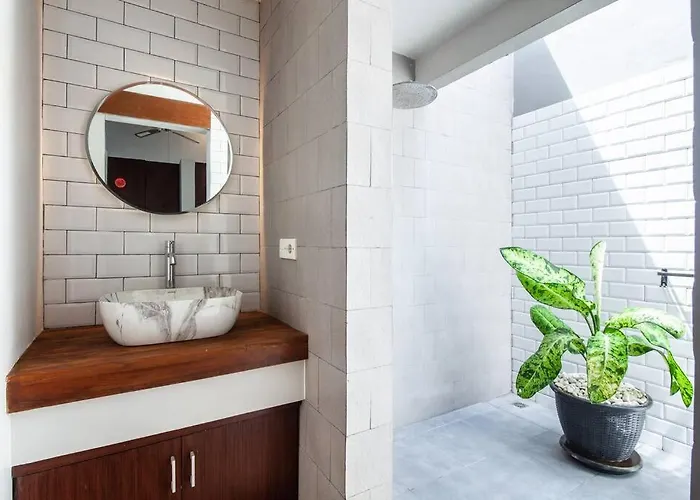 Deluxe Tropical 6 Bedroom Near Villa Canggu (Bali)