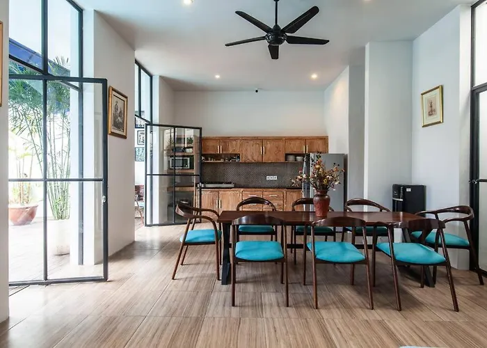Deluxe Tropical 6 Bedroom Near Villa *